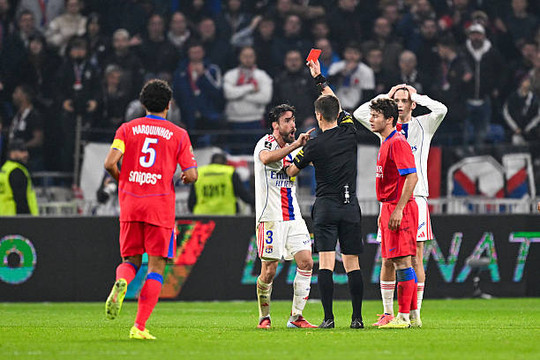 Lyon thua PSG 2-3: tranh cãi VAR thổi bùng giận dữ