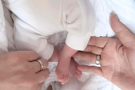 Phương Lê lần đầu hé lộ ảnh con gái với NSƯT Vũ Luân