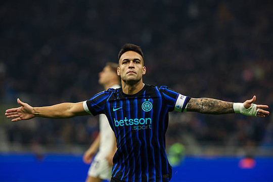 Inter hạ Lazio 2-0: Martinez mở tỷ số, lên ngôi đầu