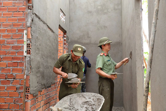 Công an Lâm Đồng hỗ trợ xây nhà cho hộ nghèo vùng biên