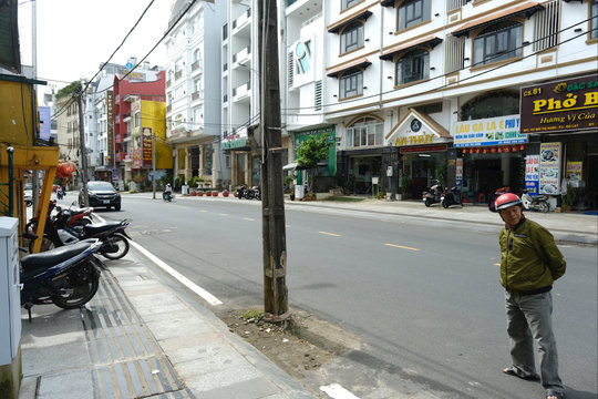 Tập trung thu hồi đường dây, trụ điện nổi trên tuyến đường Bùi Thị Xuân