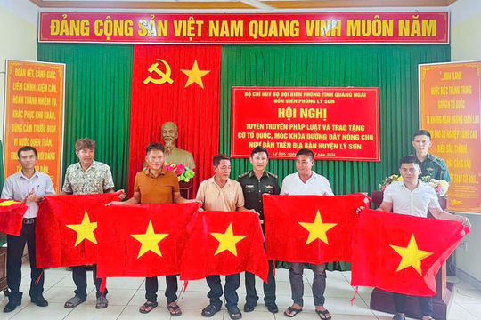 Đi từng ngõ, gõ từng chủ phương tiện để tuyên truyền chống khai thác IUU