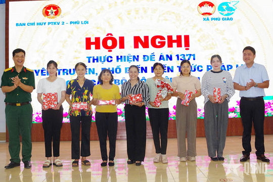 Bộ đội tuyên truyền pháp luật, phòng ngừa tội phạm công nghệ cao cho phụ nữ địa phương