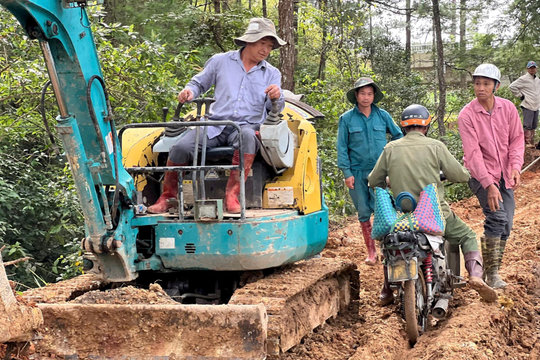 Phụ huynh mở đường mòn đưa học sinh qua đèo D’Ran đến trường