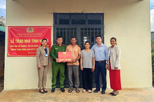 Những ngôi nhà ấm nghĩa tình nơi vùng sâu