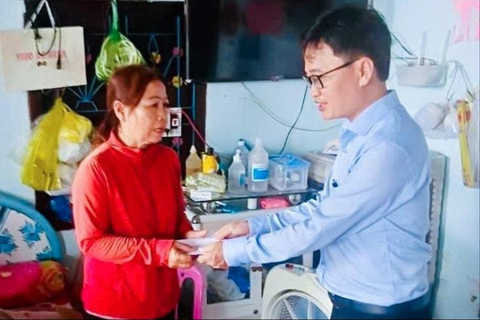 Lãnh đạo phường La Gi thăm hỏi, động viên ngư dân gặp nạn trên biển