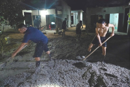Tuổi trẻ Tuy Phong giúp hộ nghèo làm lại sân nhà sau lũ