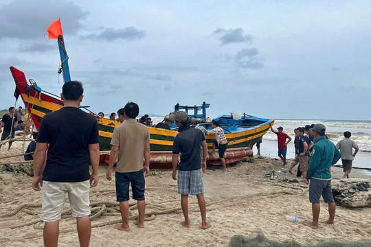 Công an xã Tân Hải cứu hộ 2 tàu cá bị sóng lớn đánh chìm an toàn