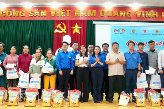 Trung ương Đoàn thăm, trao gần 3 tỷ đồng tặng người dân bị ảnh hưởng do bão số 13 ở tỉnh Đắk Lắk