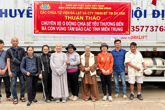 Trao hơn 1.000 phần quà hỗ trợ bà con miền Trung khắc phục hậu quả thiên tai