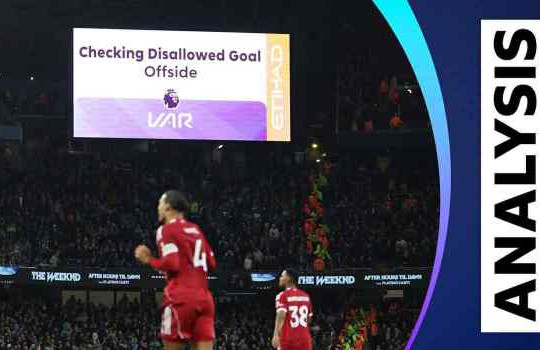 VAR bác bàn Van Dijk: Man City - Liverpool và nghịch lý