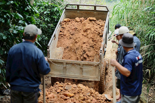 Hỗ trợ đá để người dân làm đường tạm xuyên rừng qua đèo D’Ran