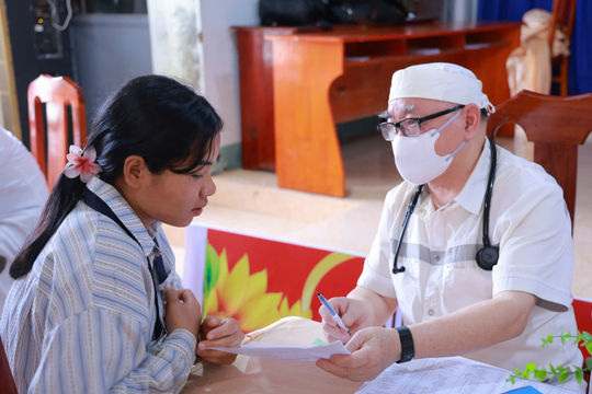 200 người dân Sơn Điền được khám và cấp thuốc miễn phí