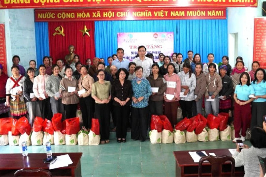 Nguyên Phó Chủ tịch nước Đặng Thị Ngọc Thịnh thăm, tặng quà người dân có hoàn cảnh khó khăn ở Đắk Lắk