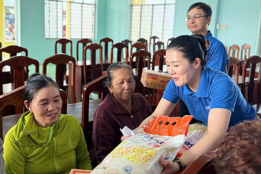 Tuổi trẻ UBND tỉnh Lâm Đồng trao quà an sinh tại xã Sông Lũy