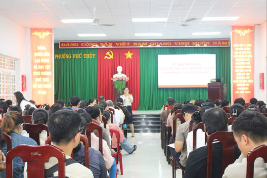 Hỗ trợ hơn 350 hộ kinh doanh ở Phú Thủy chuyển đổi mô hình quản lý thuế