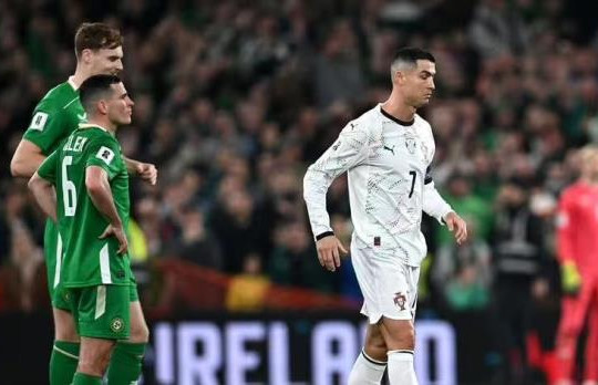 Ronaldo nhận thẻ đỏ, Bồ Đào Nha thua sốc Ireland 0-2