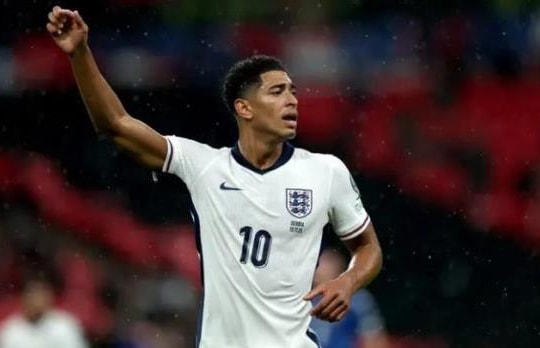 Bellingham lu mờ Rogers trong cuộc đua vị trí số 10 tuyển Anh