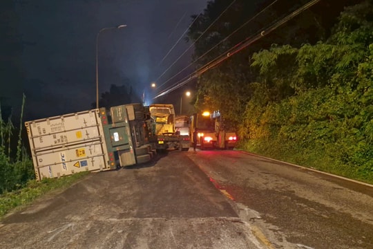 Ngành giáo dục Lâm Đồng tưởng niệm nạn nhân tai nạn giao thông vào lễ chào cờ sáng 17/11