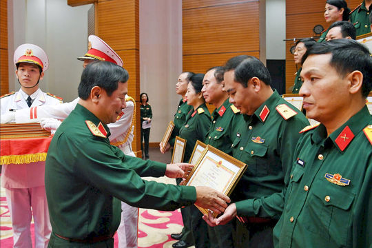 Ban Vì sự tiến bộ của phụ nữ Học viện Lục quân nhận Bằng khen của Bộ Quốc phòng