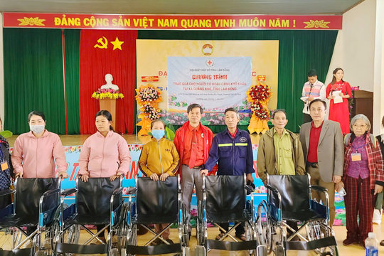 Trao 200 suất quà và 5 xe lăn cho các hộ khó khăn xã Quảng Khê