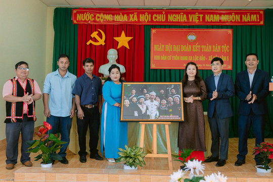 Bà con thôn Hang Ka Lộc Bảo vui Ngày hội Đại đoàn kết toàn dân tộc