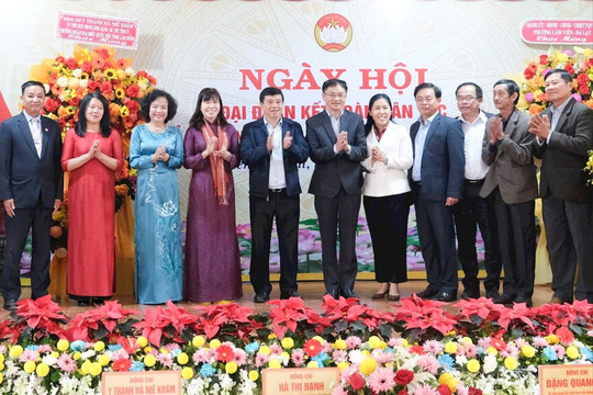 Bí thư Tỉnh ủy Lâm Đồng Y Thanh Hà Niê Kđăm chung vui Ngày hội Đại đoàn kết với Nhân dân Làng hoa Hà Đông