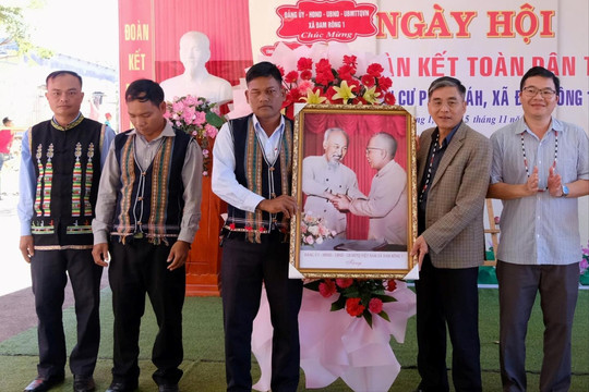 Toàn dân thôn Păng Báh đoàn kết xây dựng nông thôn mới, cuộc sống mới