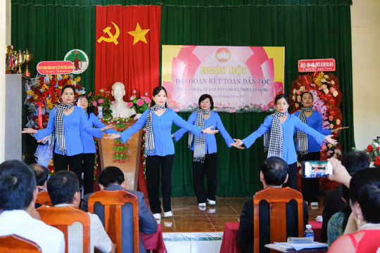 Bà con Tầm Xá phấn khởi trong Ngày hội Đại đoàn kết