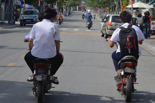 Nguy hiểm rình rập khi học sinh chạy xe không đúng quy định