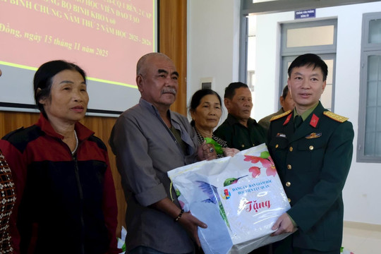 Học viện Lục quân tặng quà gia đình chính sách tại xã Ninh Gia