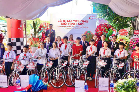 Trao xe đạp và kinh phí hỗ trợ học sinh khó khăn