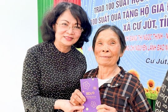 Nguyên Phó Chủ tịch nước Đặng Thị Ngọc Thịnh thăm, tặng quà tại Lâm Đồng