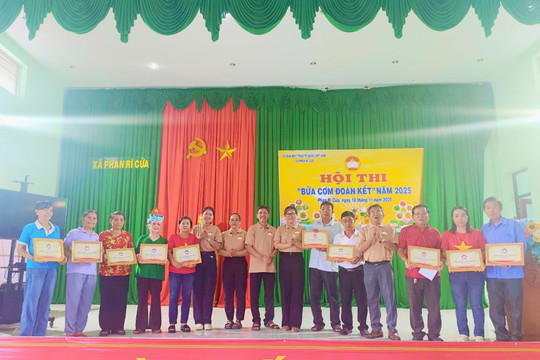 Sôi nổi “Bữa cơm đoàn kết” tại Phan Rí Cửa