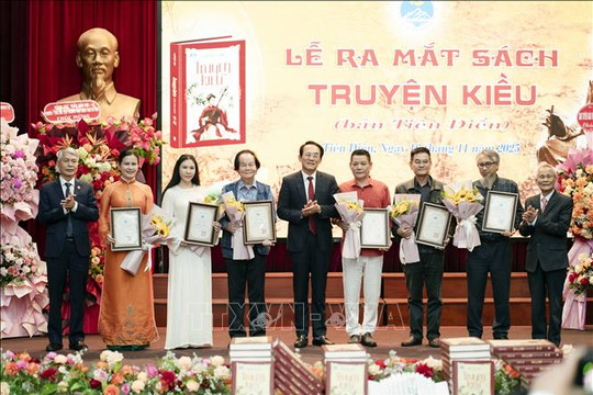 Giới thiệu bản Truyện Kiều đặc biệt với phân đoạn và chú giải khoa học, dễ hiểu
