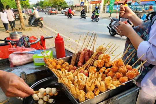 Thói quen ăn vặt của học sinh ảnh hưởng đến sức khỏe