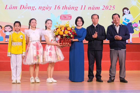 Tôn vinh nhà giáo tiêu biểu tại Trung tâm hoạt động thanh thiếu nhi Lâm Đồng