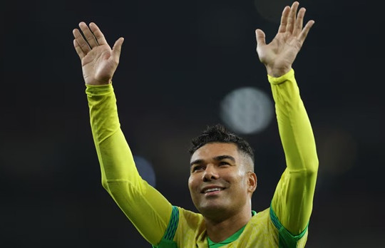 Casemiro tỏa sáng rực rỡ, Brazil biến Emirates thành sân nhà