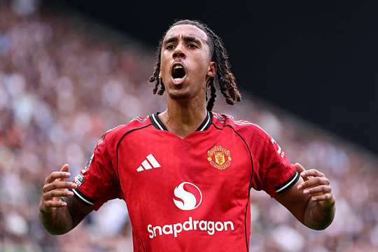 Leny Yoro: Man Utd đã tìm thấy người kế vị Rio Ferdinand?