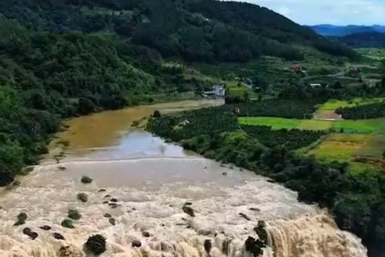 Các hồ chứa thủy điện đồng loạt tăng lưu lượng xả, vùng hạ du chủ động ứng phó