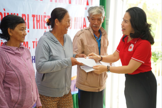 Trung ương Hội Chữ thập đỏ Việt Nam trao quà cho người dân tại Hàm Liêm