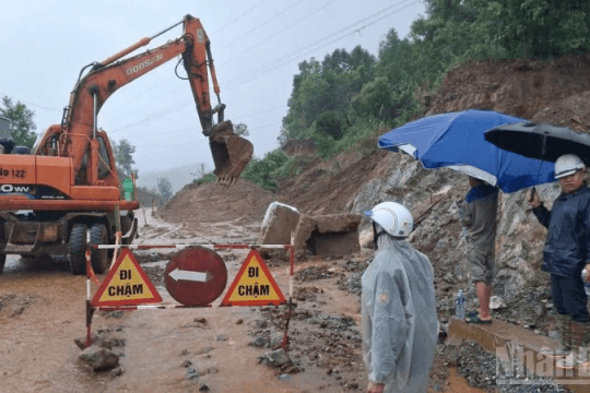 Khẩn trương khắc phục sụt lở trên Quốc lộ 14E, bảo đảm giao thông an toàn