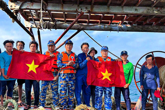 Hải đoàn Biên phòng 18 và Vùng Cảnh sát biển 3 tuyên truyền về chống khai thác IUU