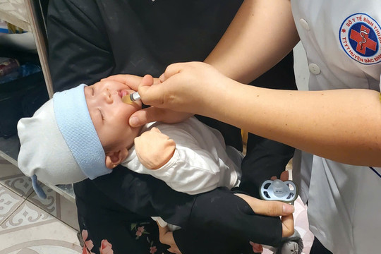 Tiêm chủng đầy đủ, chặn nguy cơ bại liệt cho trẻ