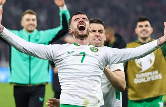 Parrott lập hat-trick phút 90+6, Ireland níu giữ giấc mơ World Cup