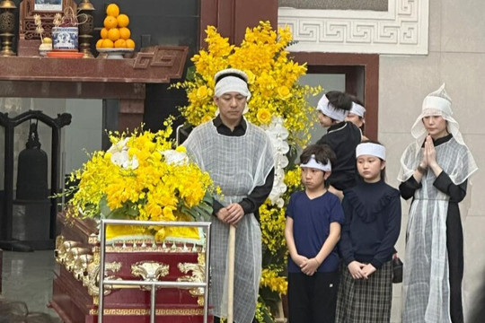 Tuấn Hưng nghẹn ngào trong lễ tang của mẹ tại Hà Nội