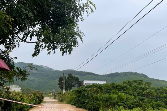Xã Đinh Văn Lâm Hà tạm thời cấm người dân và phương tiện lưu thông trên một số đoạn đường bị ngập sâu