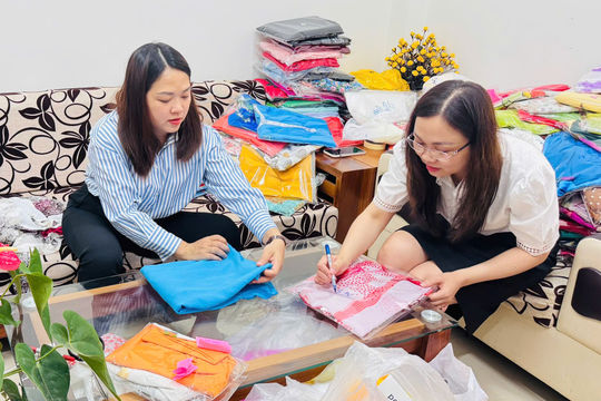 Phụ nữ Phường 2 Bảo Lộc trao 600 bộ áo dài đến cô giáo vùng cao
