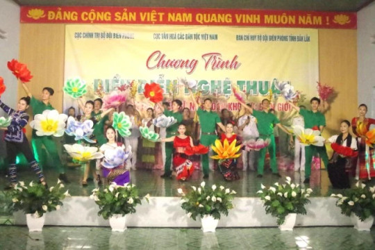 Đem lời ca, điệu múa phục vụ cán bộ, chiến sĩ và nhân dân khu vực biên giới tỉnh Đắk Lắk