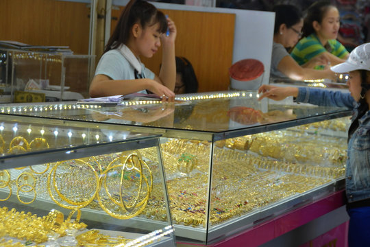 Giá vàng trưa nay 18/11/2025: Giá vàng SJC, giá vàng 24k 9999, giá vàng nhẫn, vàng thế giới